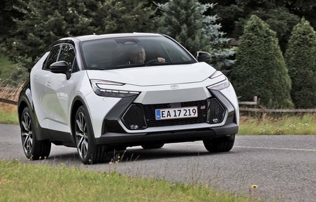 Toyota C-HR set forfra, mens den kører på en landevej