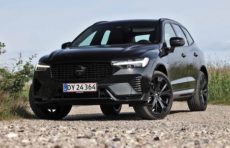 Volvo XC60 holder på en grusvej