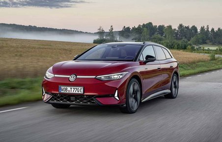 Rød VW ID.7 Tourer set forfra, mens den kører i aftenlys