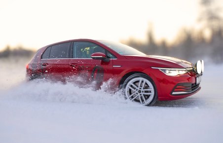 Testbil kører på bane i sne