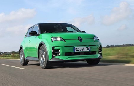Grøn Renault 5 kører på vej