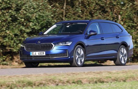 Skoda Superb set forfra, mens den kører foran træer