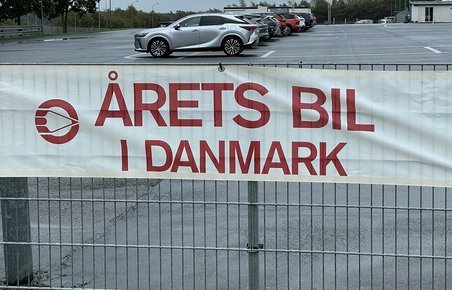 Skilt med 'Årets Bil i Danmark'