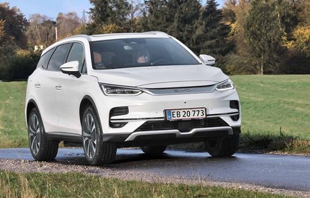 BYD Tang kører på en landevej med træer i baggrunden