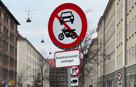 Skilt med bil- og motorcykelkørsel forbudt.