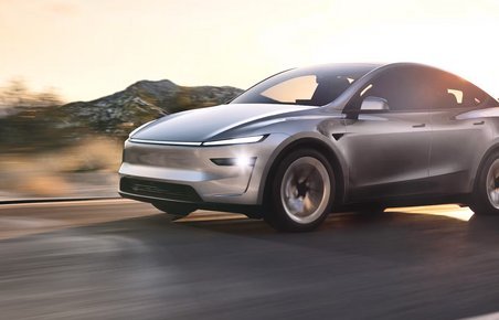 Tesla Model Y facelift 2025 set forfra på landevej skudt i modlys