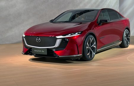 Rød mazda 6e skråt forfra.