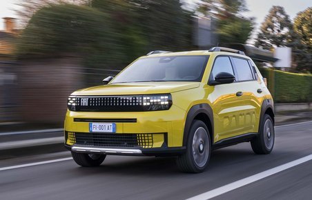 Fiat Grande Panda set forfra, mens den kører gennem en by.