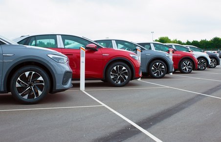 VW-modeller på række på parkeringsplads.