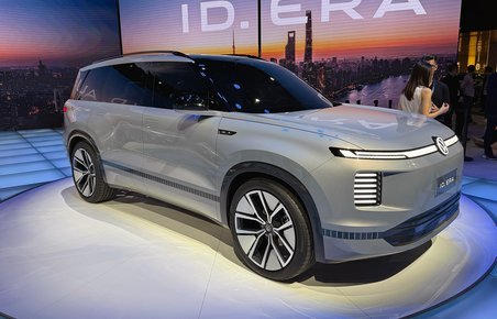 VW ID. Era SUV skråt forfra på scene.
