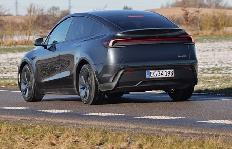 Tesla Model Y kørende set bagfra.