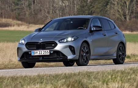 BMW M135i set forfra, mens den kører på landevej