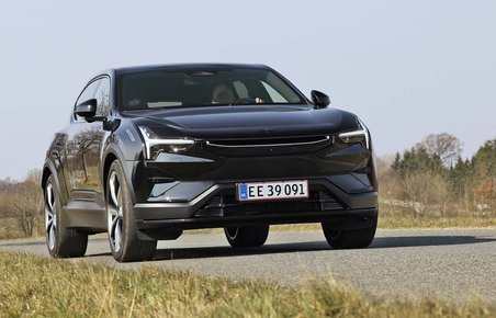 Polestar 3 set forfra, mens den kører på landevej