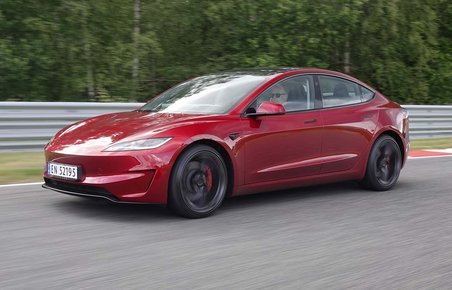 Tesla Model 3 Performance kører på racerbane