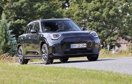 Mini Aceman set forfra, mens den kører på landevej med træer i baggrunden