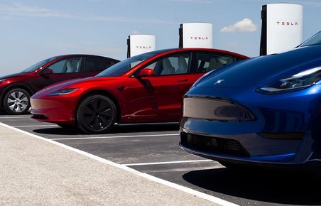 Tre Tesla-modeller holder til opladning på Teslas superchargere