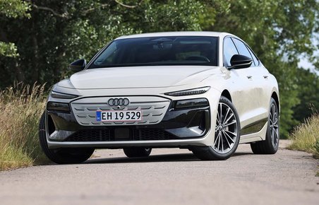 Audi A6 e-tron Sportback holder på landevej