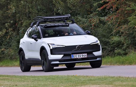 Volvo EX30 CC set forfra med træer i baggrunden